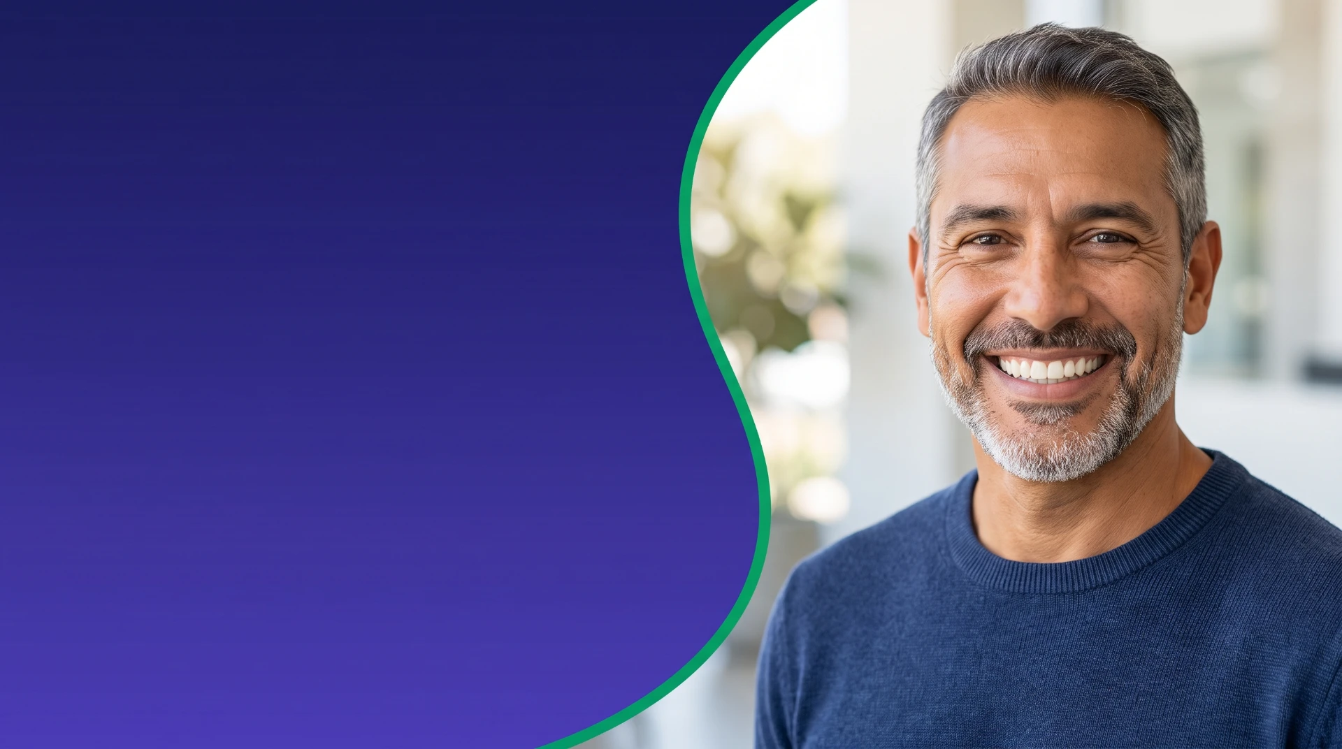 Paciente adulto sonriendo luego de su tratamiento de implantes