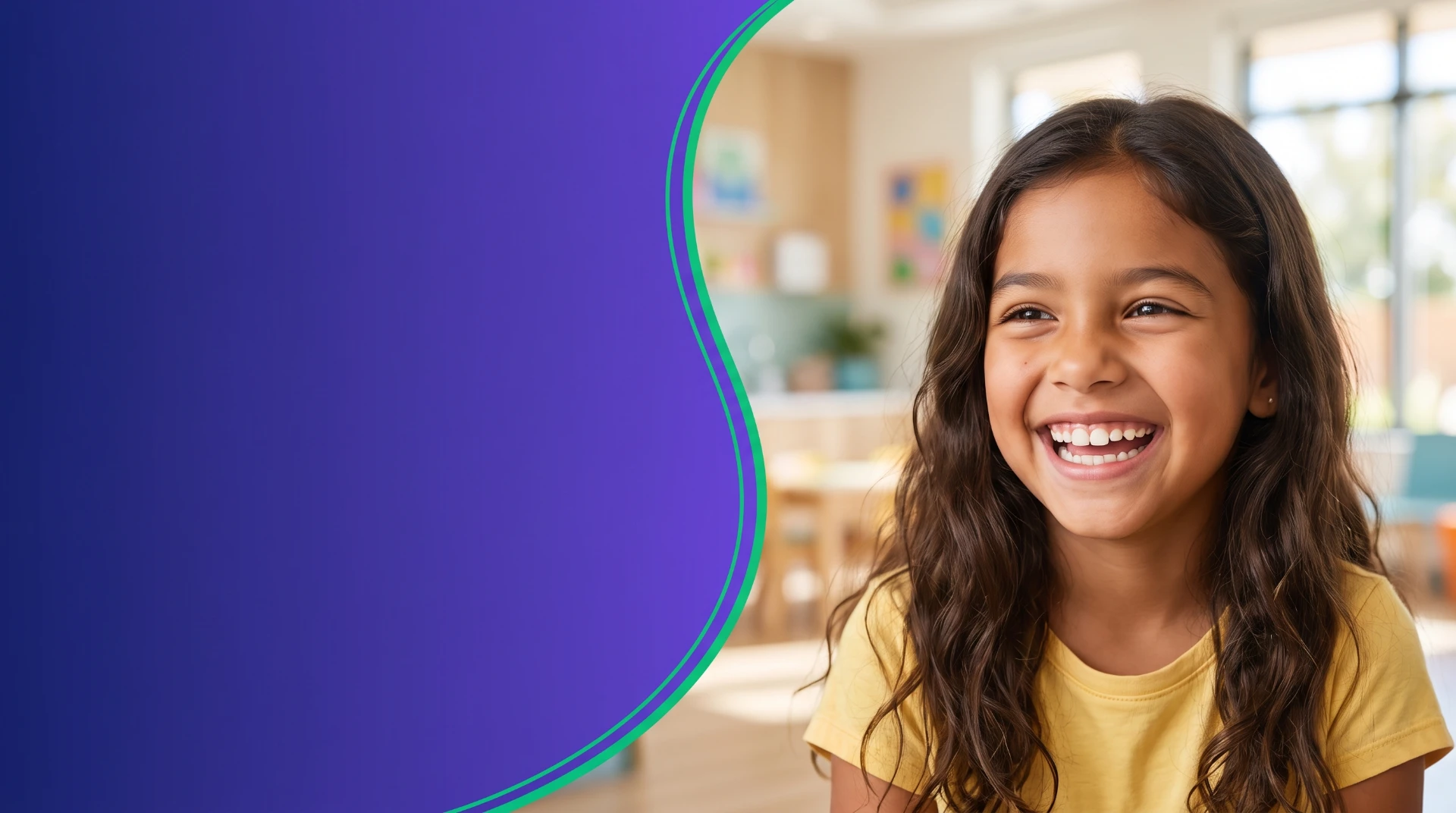 Niña sonriendo en el consultorio de odontopediatría